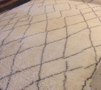 Beni ourain Moroccan shaggy white / brown rug.